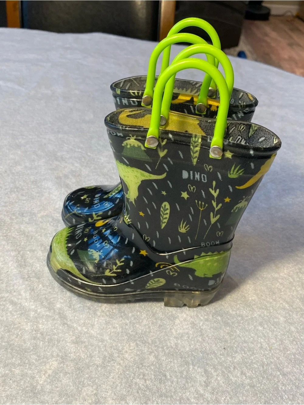Kids size 5/6 unisex Black & Green Dino Rain Boots with Lime Handles